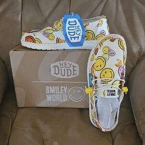 NWT Hey Dude Smiley